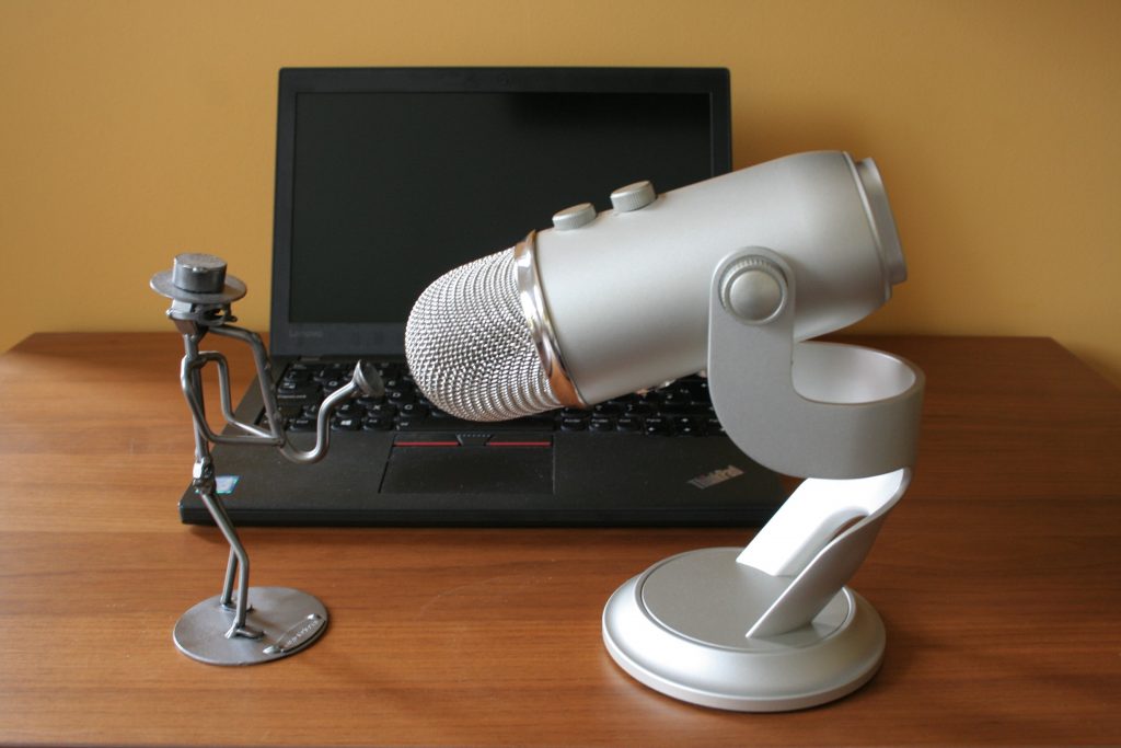 Picture showing a microphone and a PC: this is what you need to take saxophone lessons online